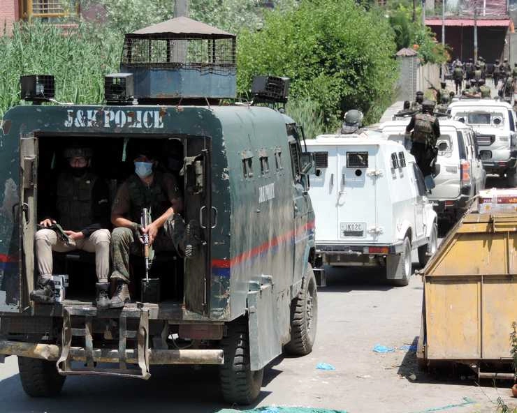 अनंतनाग में आतंकवादियों के ठिकाने का भंडाफोड़, हथियारों का जखीरा बरामद - security forces bust hideout in Anantnag