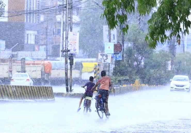 Monsoon update : देश के कई हिस्सों में बारिश जारी, वर्षा संबंधी घटनाओं में 4 लोगों की मौत - 4 dead in rain related incidents as monsoon rains continue to lash large parts of india