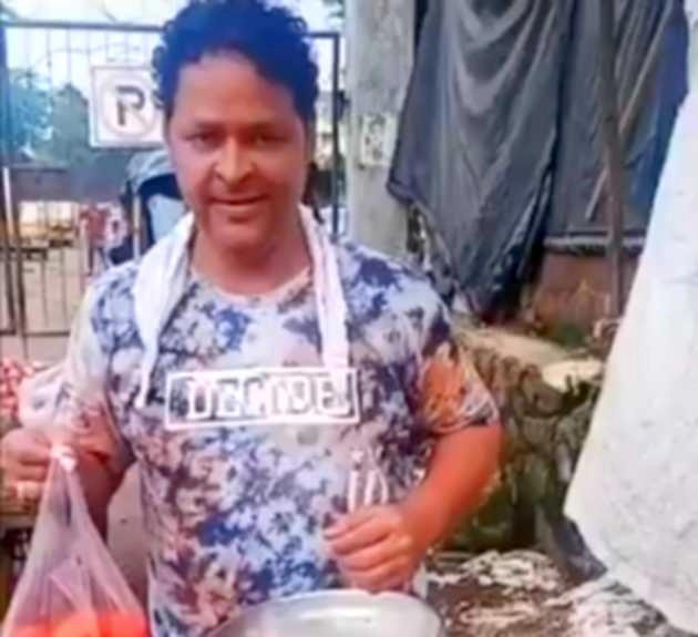 आमिर खान के साथ काम कर चुका एक्टर परिवार का पेट भरने के लिए बेच रहा सब्जी, वीडियो वायरल - aamir khan co star javed hyder sells vegetables to earn livelihood amid lockdown video viral