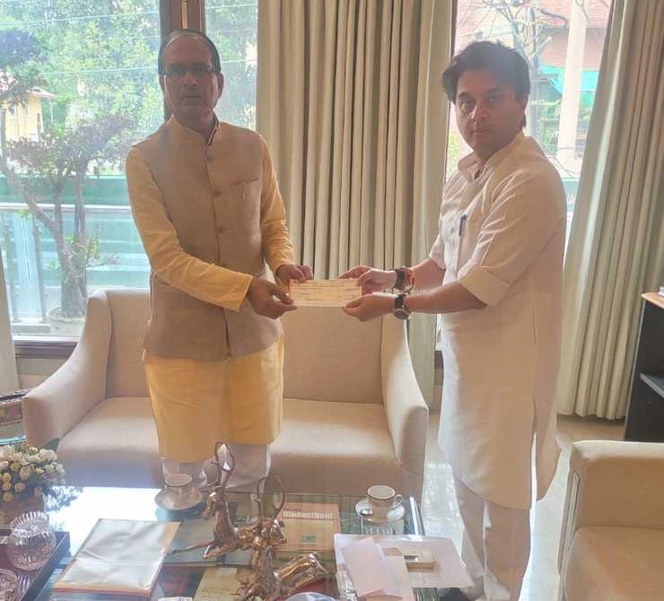 CM शिवराजसिंह को ज्योतिरादित्य सिंधिया ने Coronavirus से जंग के लिए सौंपा 30 लाख का चेक - Jyotiraditya Scindia handed over check of 30 lakhs to  CM Shivraj Singh for coronavirus
