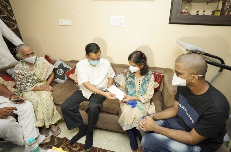 COVID-19 : मुख्यमंत्री केजरीवाल ने दिवंगत डॉक्टर के परिजनों को सौंपा 1 करोड़ रुपए का चेक - Chief Minister Kejriwal handed over 1 crore check to the family of the deceased doctor