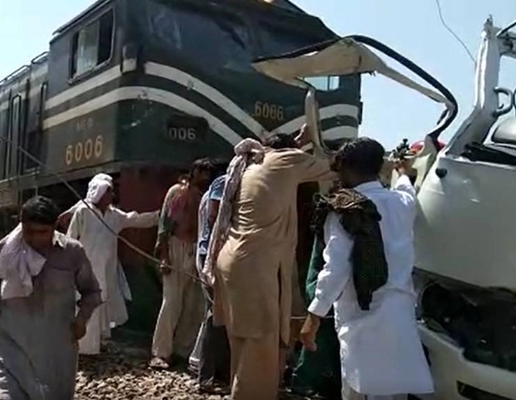 पाकिस्तान में ट्रेन-बस की टक्कर में 29 लोगों की मौत, मृतकों में अधिकतर पाकिस्तानी सिख श्रद्धालु