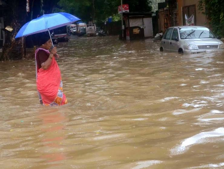 मुंबई में भारी बारिश से कई इलाकों में भरा पानी, बीएमसी ने की लोगों से यह अपील... - Heavy rain in mumbai