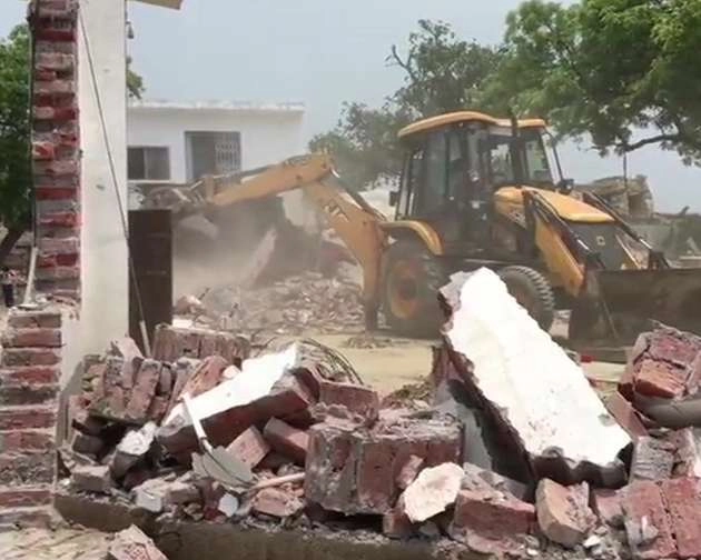 कानपुर मुठभेड़ : गैंगस्टर विकास दुबे का घर गिराया, चौबेपुर के थानाध्यक्ष निलंबित