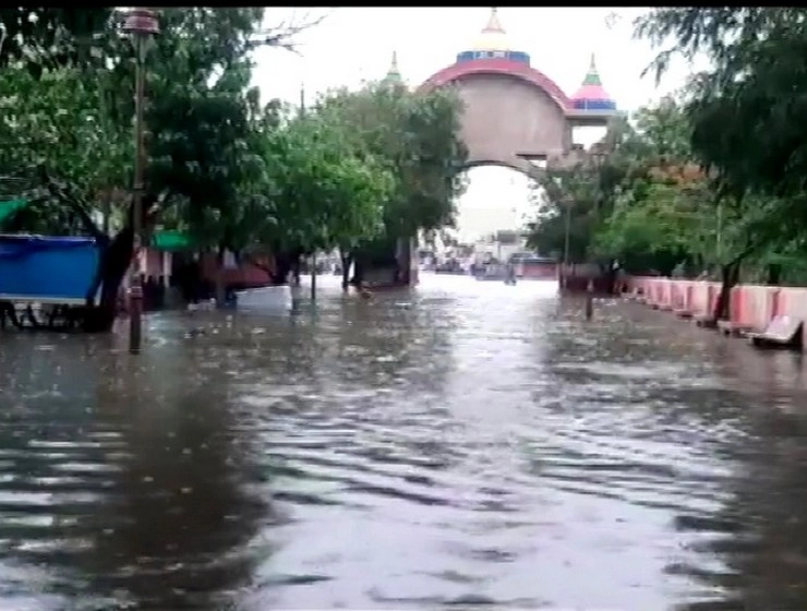 गुजरात में पानी ही पानी, कई इलाकों में बाढ़ जैसे हालात (फोटो) - Water in Gujarat is water, flood like situation in many areas