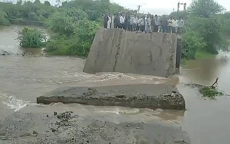 गुजरात : सौराष्ट्र में भारी बारिश से हाहाकार, जूनागढ़ में 30 साल पुराना पुल ढहा