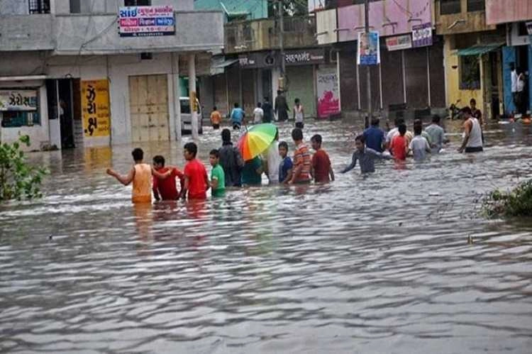 गुजरात में जलप्रलय : बाढ़ और जलजमाव से मचा कोहराम, देखें तस्वीरें - heavy rainfall in various part of gujarat, see photos