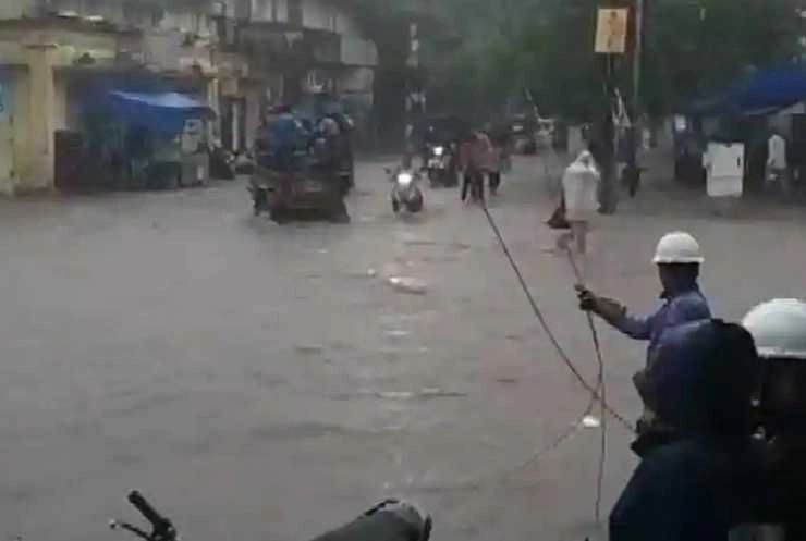 सौराष्ट्र में भारी बारिश जारी, 1 हजार से ज्यादा लोगों को सुरक्षित स्थानों पर भेजा गया - Heavy rain continues in Saurashtra, more than 1 thousand people were sent to safe places