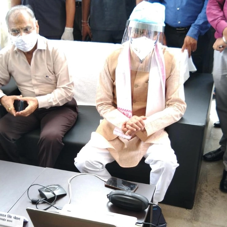 ग्वालियर, मुरैना में कोरोना विस्फोट के बाद ग्राउंड जीरो पर पहुंचे CM शिवराज, मरीजों के साथ अफसरों का बढ़ाया हौसला - Madhya Pradesh :CM Shivraj singh Chouhan visit Gwalior and Morena