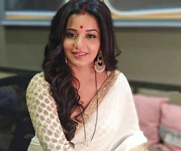 आंखों पर चश्मा लगाए सफेद साड़ी में मोनालिसा ने ढाया कहर, तस्वीर वायरल - bhojpuri actress monalisa hot saree look viral