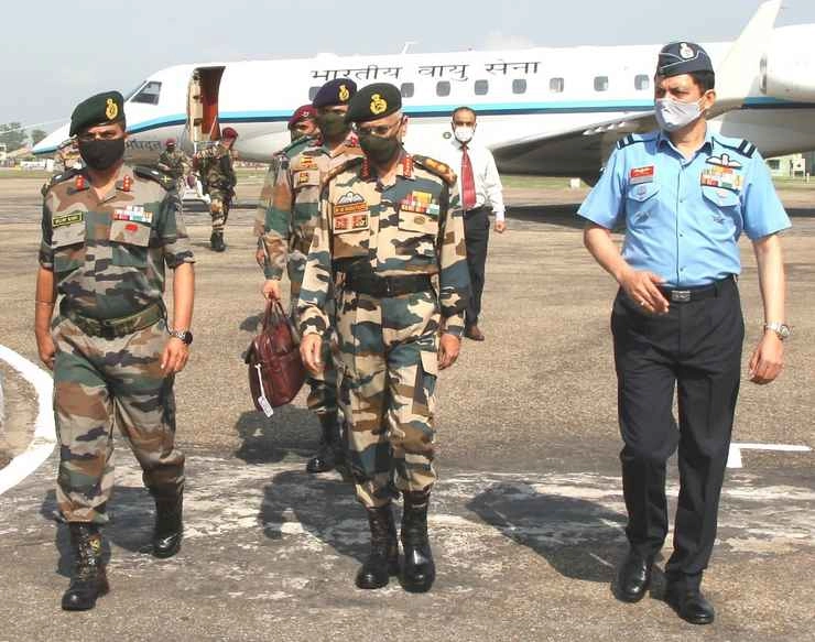 Army Chief नरवणे ने अंतरराष्ट्रीय सीमा के पास अग्रिम इलाकों में सुरक्षा की समीक्षा की - Army Chief Narwane visited international border