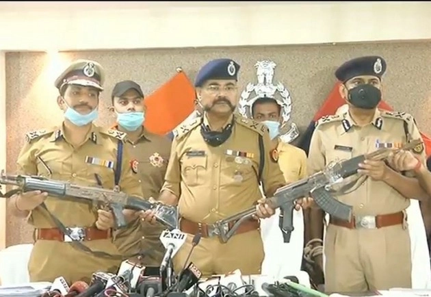 शशिकांत ने उगले राज, पुलिस से लूटी गई एके 47 और इंसास रायफल बरामद - Kanpur police found 2 AK 47 rifles from Vikas Dubey house