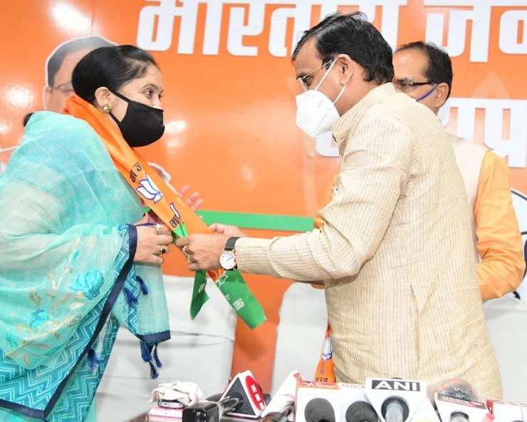 नेपानगर से कांग्रेस विधायक सुमित्रा कासडेकर भाजपा में शामिल, विधायक पद से भी दिया इस्तीफा - Congress MLA Sumitra Kasdekar joins BJP