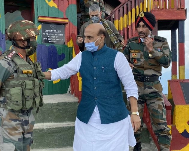 LOC पर फॉरवर्ड पोस्ट पर पहुंचे राजनाथ, कहा- जांबाज सैनिकों पर गर्व - Rajnath Singh visited forward post on LOC