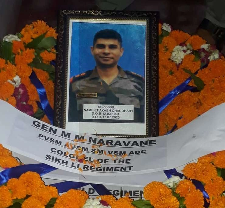 हादसे में लेफ्टिनेंट आकाश की मौत, रोती हुई बहनें बोलीं, अब किसकी कलाई पर बांधेंगे राखी - 24 year old indian army officer lt akash chaudhary dies in assam while patrolling on china border