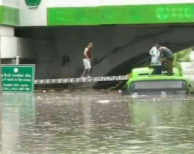 दिल्ली में भारी बारिश, पानी में डूबी बस, इस तरह बची यात्रियों की जान