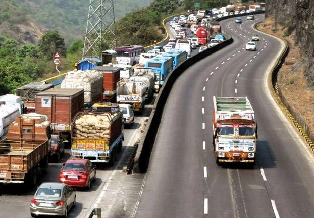 मुंबई पुणे एक्सप्रेसवे पर हुआ तेल रिसाव, मुंबई से जुड़ा यातायात हुआ प्रभावित - Oil spill on Mumbai Pune Expressway