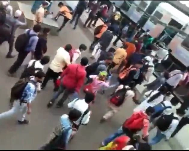 मुंबई में बस सेवाएं बंद, नाराज यात्रियों ने रेलवे स्टेशन पर किया हंगामा - Ruckus at Mumbai Nalasopara station