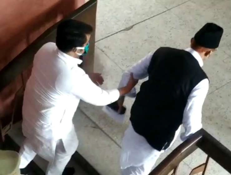 मुरादाबाद कोर्ट में पेशी पर ले जाते समय, आजम खान के पैर डगमगाये - Azam Khan