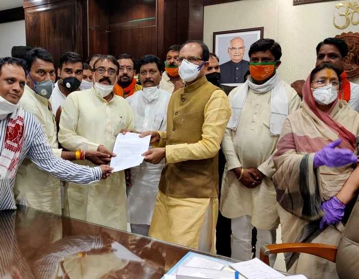 मप्र में मास्क पर सियासत: BJP नेताओं के कोरोना पॉजिटिव मिलने पर कांग्रेस हमलावर - Coronavirus :  Politics on Mask in Madhya Pradesh :