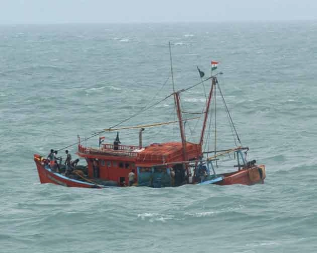 रामेश्वरम के पास समुद्र में नौका डूबी, तटरक्षक ने 9 मछुआरों को बचाया - boat sink in sea, Indian coast guard saves fishermen