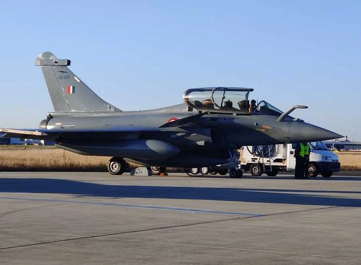 आ रहा है चीन-पाकिस्तान का काल, लड़ाकू विमान राफेल ने फ्रांस से भारत के लिए भरी उड़ान - new Rafales fly out of France today to join the growing Indian fleet of aircraft