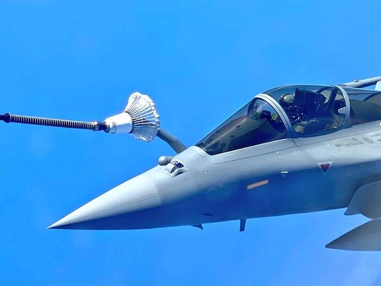 Rafale Fighter Jets : राफेल में एयर-टू-एयर रिफ्यूलिंग, देखें 30,000 फुट की ऊंचाई की तस्वीरें - Shots from 30,000 feet : Pics show Rafales refuelling mid air on way home