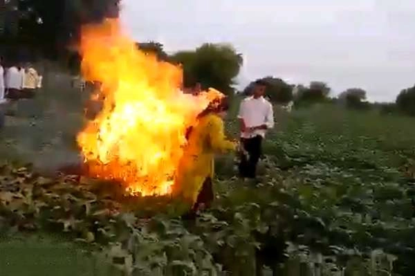 देवास में अतिक्रमण हटाने गए प्रशासनिक अमले पर पथराव, महिला ने खुद को आग लगाई - female farmer set fire to the field in dewas