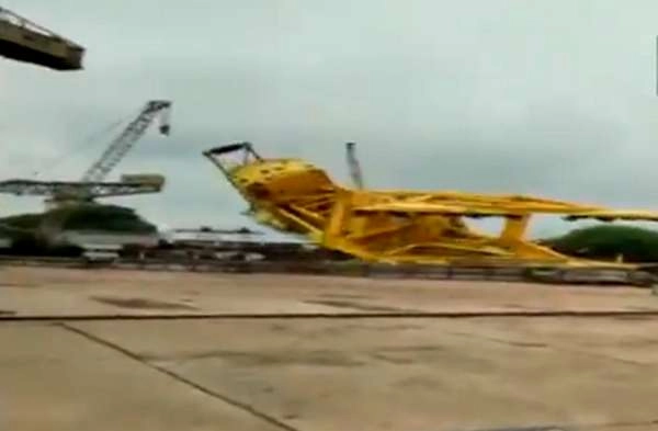 विशाखापट्टनम में हिंदुस्तान शिपयार्ड लिमिटेड के कैंपस में एक क्रेन गिरी, 11 की मौत - crane mishap at Hindustan shipyard in Visakhapatnam