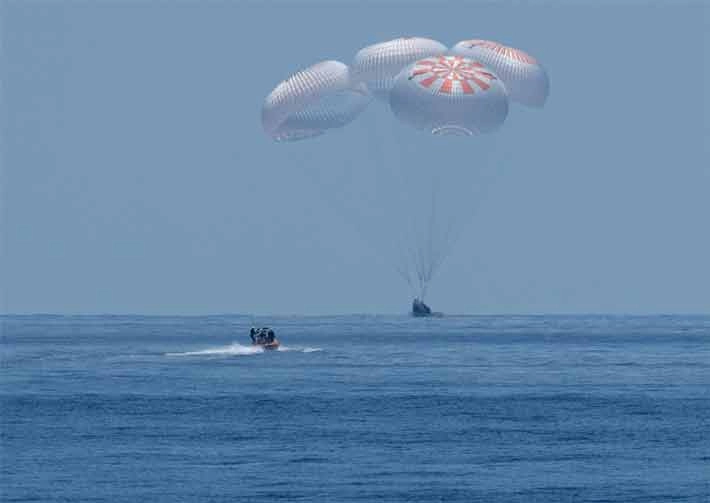 स्पेस एक्स के कैप्सूल में समुद्र में उतरे नासा के अंतरिक्षयात्री, 45 साल में पहली बार किया यह कारनामा - SpaceX capsule with NASA Astronauts makes splashdown in sea