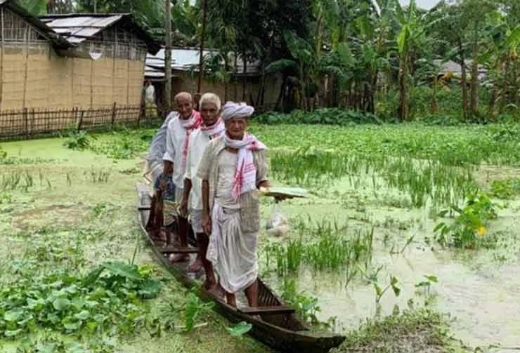 असम: बाढ़ के पानी में एक महीने से डूबा है गांव, खाने तक के लाले पड़े - Assam flood