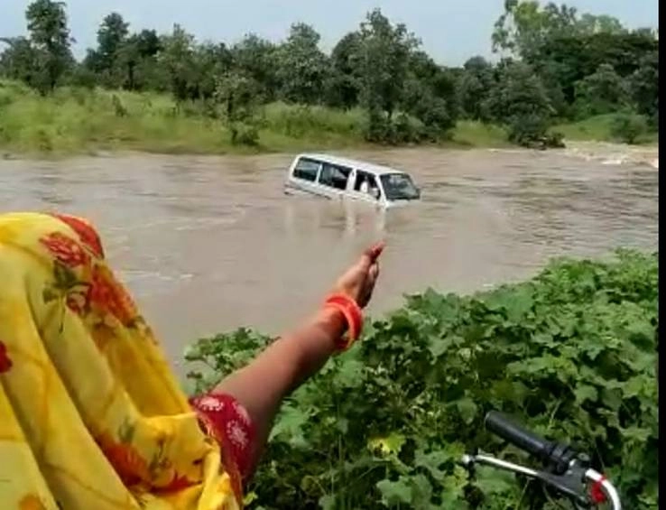 मध्यप्रदेश में देवास के पास बड़ा हादसा, मारुति वैन बहने से 4 लोगों की मौत - 4 people killed as Maruti van flow in the flood waters