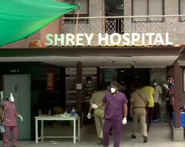 मोठी बातमीः अहमदाबादामधील कोविड –19 रुग्णालयात भीषण आग, 8 कोरोना रुग्णांचा मृत्यू