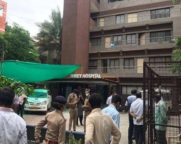 बड़ी खबर: अहमदाबाद के कोविड 19 अस्पताल में भयावह आग, 8 कोरोना मरीजों की मौत - 8 patients died in Covid 19 hospital fire in Ahmedabad