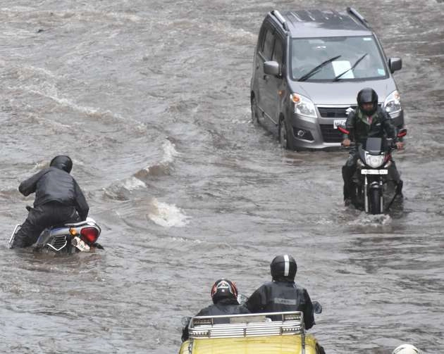 मुंबई में आफत की बारिश, चेंबूर में गिरी दीवार, 15 की मौत - mumbai rain kills 15