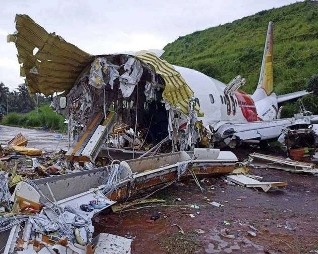 केरल विमान हादसा : रनवे खतरनाक, 13 साल पुराना था विमान - Air India plane crash in Kerala