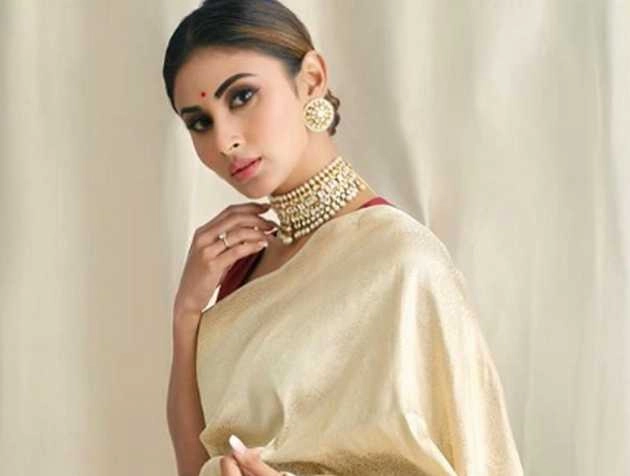 व्हाइट साड़ी में मौनी रॉय ने ढाया कहर, हॉट तस्वीरें वायरल - mouni roy share her hot photos in white saree