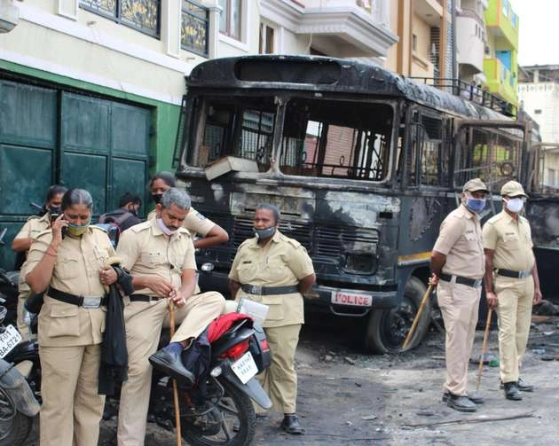 बेंगलुरू हिंसा: हिंसक भीड़ ने जलाया पुलिस थाना, गोलीबारी में 3 लोगों की मौत