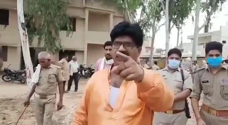 अलीगढ़ : BJP विधायक ने लगाया थाने में पिटाई का आरोप, थानाध्‍यक्ष सस्‍पेंड, सीएम योगी ने दिए कार्रवाई के निर्देश - BJP MLA and police in-charge clashed in police station