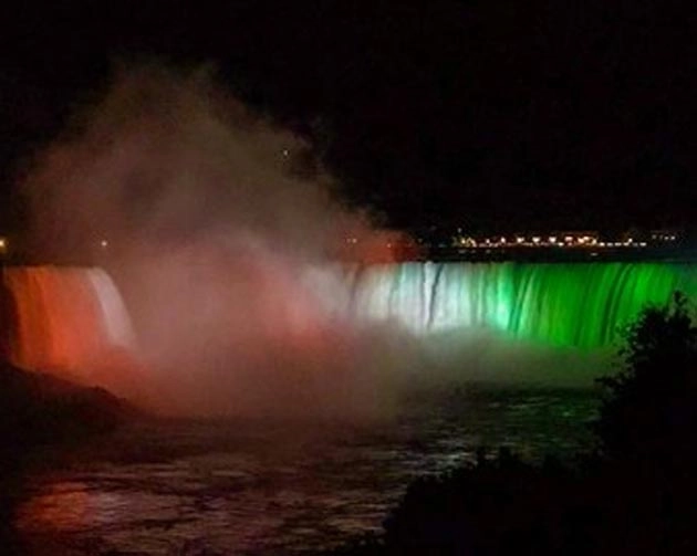 तिरंगे के रंग में रंगा नियाग्रा फॉल्स, मनमोहक नजारे ने जीता सबका दिल - Niagara Falls illuminated in colours of Indian national flag