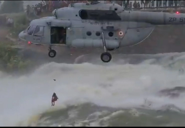 अद्‍भुत : 16 घंटे से बाढ़ में फंसे युवक की IAF के हेलीकॉप्टर ने बचाई जान, देखें वीडियो - iaf incredible rescue in bilaspur iaf chopper today rescued a man at khutaghat dam near bilaspur in chhattisgarh