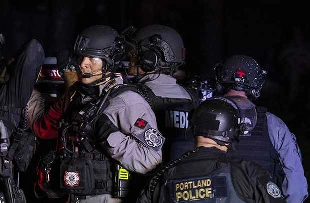 पोर्टलैंड पुलिस ने प्रदर्शन को दंगा घोषित किया, लोगों को हटाने के लिए किया बलप्रयोग - Portland police declare demonstration riot
