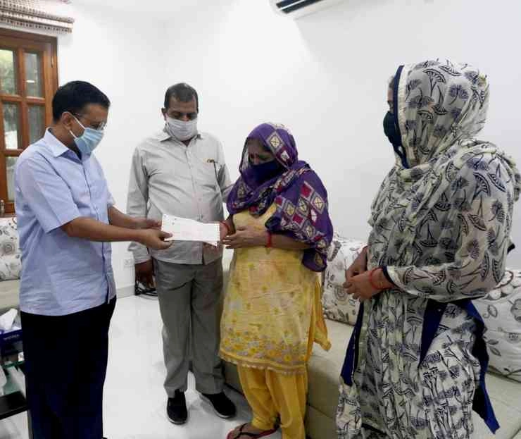 दिल्ली : पीरागढ़ी आग हादसे में शहीद दमकलकर्मी अमित के परिवार को CM केजरीवाल ने दिया 1 करोड़ का चेक - Peeragadhi fire accident firemen check Arvind Kejriwal