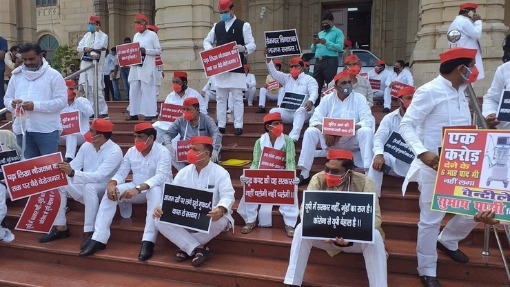 UP में शुरू हुआ विधानसभा का सत्र, समाजवादी पार्टी ने किया जोरदार विरोध प्रदर्शन - Samajwadi Party protests in Uttar Pradesh