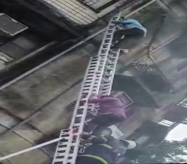 मुंबई में 7 मंजिला इमारत में आग लगी, कुछ लोगों के फंसे होने की आशंका - 7 storey building caught fire in Mumbai