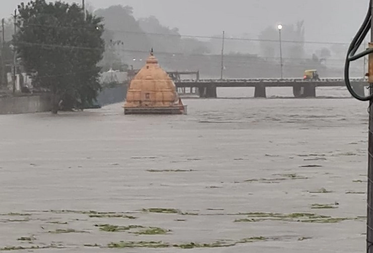 भारी बारिश से भोपाल, इंदौर, उज्जैन समेत कई जिलों में बिगड़े हालात, शिवराज की अपील, नदियों और झरने के किनारे नहीं जाएं - Heavy rains in Madhya pradesh, Bhopal and Indore