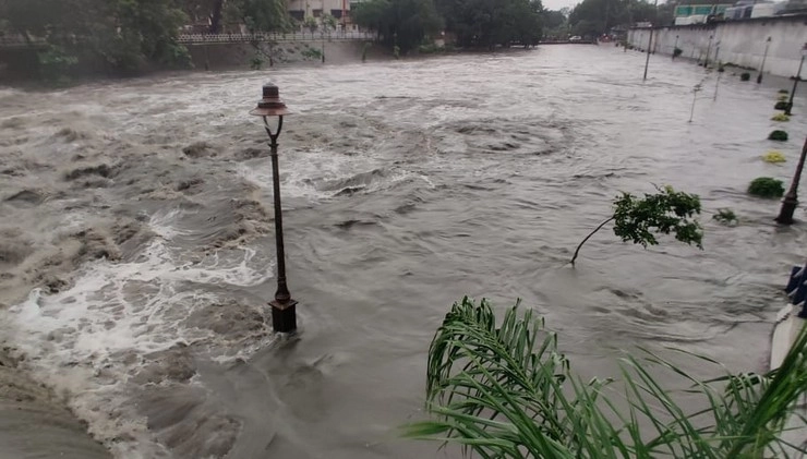 Weather update : मध्य प्रदेश में भारी बारिश, नदी-नाले उफान पर, दीवार गिरने से महिला की मौत - Weather updates