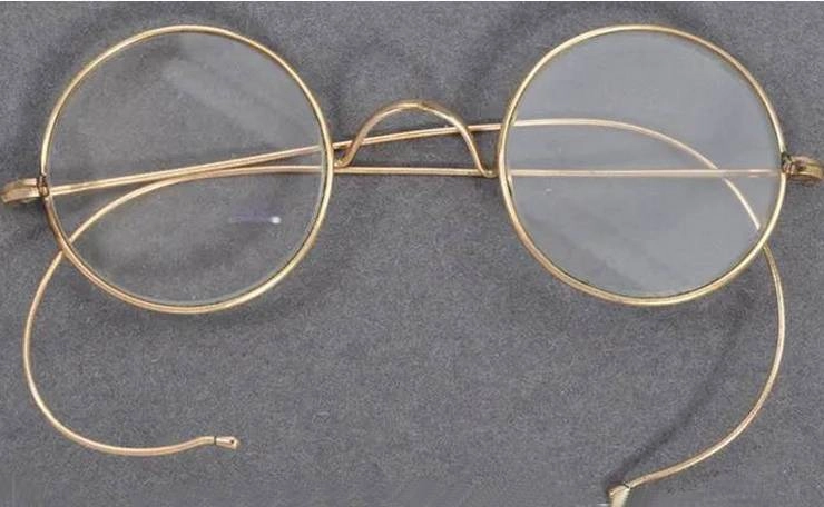 नीलामी में महात्मा गांधी का चश्मा 2 करोड़ 55 लाख रुपए में बिका - Mahatma Gandhi's spectacles sold for Rs.2.55 million