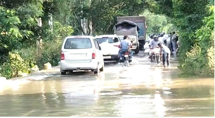 उफान पर रामगंगा, गांव-बस्तियों में बाढ़, नैनीताल हाइवे पर तेज बहाव ने बढ़ाई परेशानी