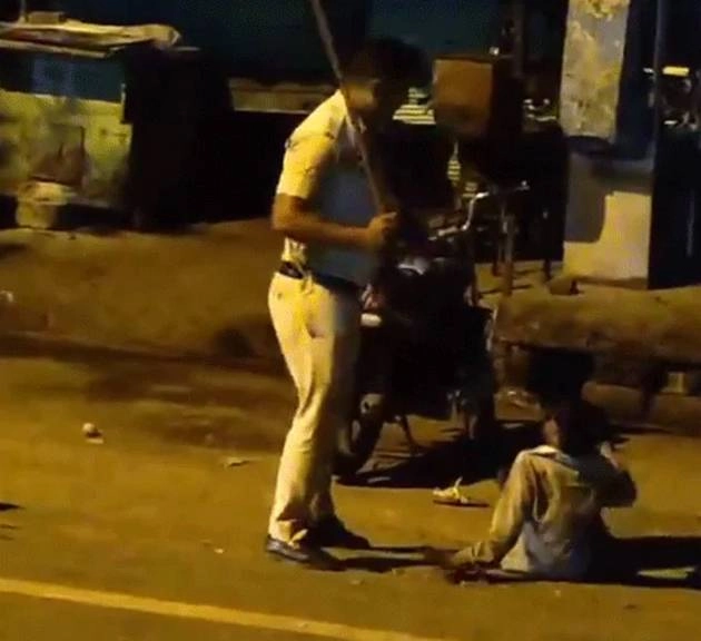 दिल्ली पुलिस के कांस्टेबल ने बेहरमी से की नाबालिग की पिटाई, वीडियो वायरल होने पर सस्पेंड - delhi police constable beating child rk puram video